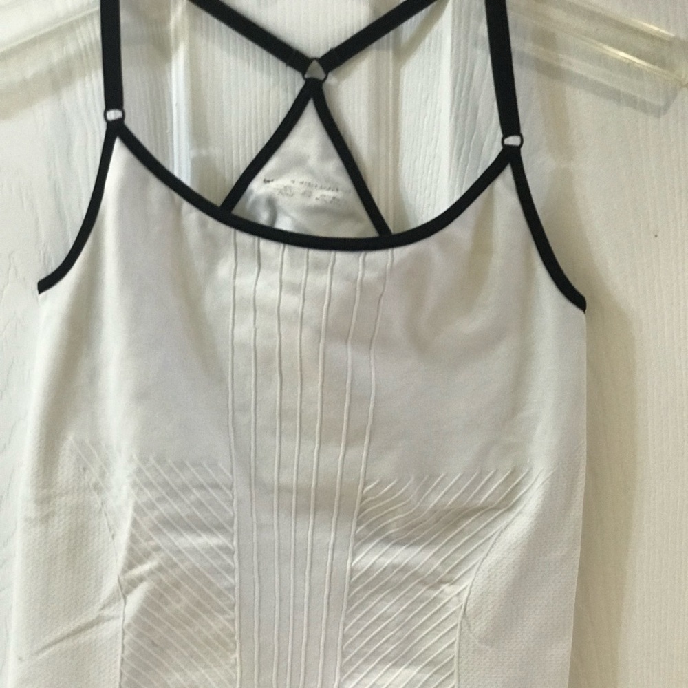 👚NIKE DRY FIT WHITE AND BLACK TOP